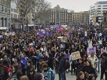 Manifestación de estudiantes durante la huelga feminista de este jueves en plaza Catalunya.