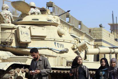 Tanques y soldados egipcios en el exterior de la prisi&oacute;n de Tora, en El Cairo, donde ha comenzado el juicio a periodistas de Al Yazira. 