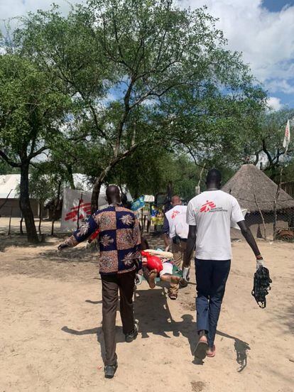 Un equipo de MSF traslada a un enfermo a la clínica de Pieri, en el estado de Jonglei.