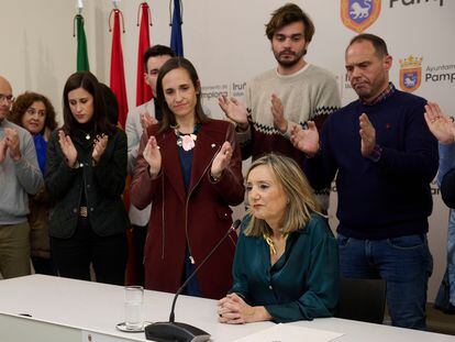 La alcaldesa de Pamplona, Cristina Ibarrola, durante la rueda de prensa con su equipo en el Ayuntamiento, tras conocer la moción de censura que dará la alcaldía a EH Bildu.