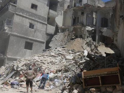Civiles y 'cascos blancos' buscan supervivientes entre los escombros tras un bombardeo en Alepo.