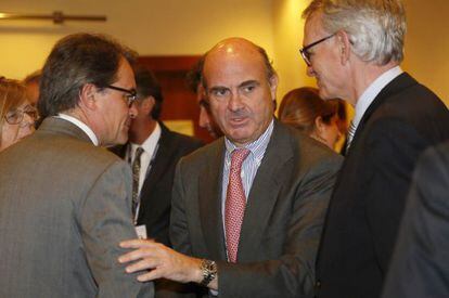 Artur Mas, Luis de Guindos, en el centro, y Ant&oacute;n Costas, en las jornadas del C&iacute;rculo de Econom&iacute;a de Sitges.
 