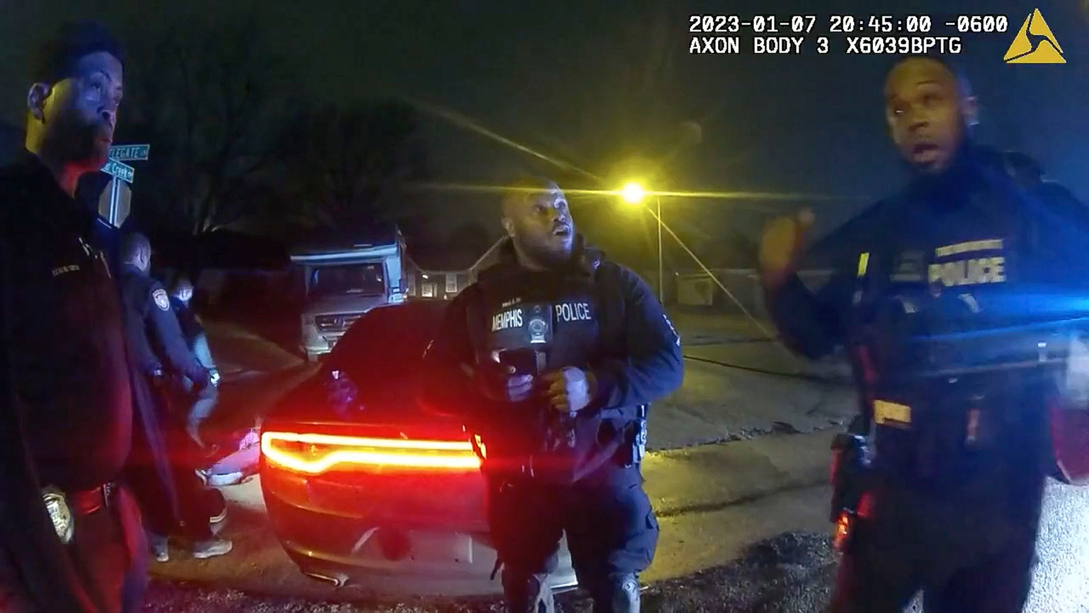 Captura de vídeo donde se muestra a alguno de los policías involucrados en la brutal agresión contra Tyre Nichols en Memphis, el día 7.
