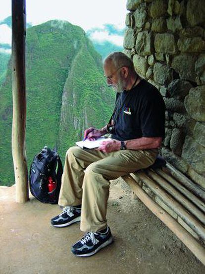 Oliver Sacks escribe en su diario en Machu Picchu (Perú) en 2006.