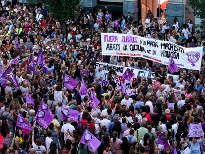 Concentración en apoyo a las campeonas del mundo para reivindicar un deporte libre de violencias machistas, en Callao (Madrid).
