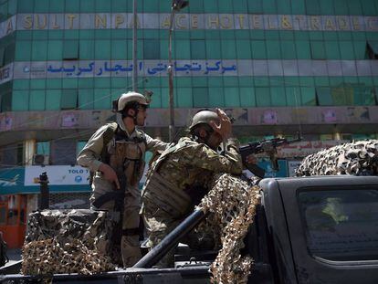 Dos miembros de las fuerzas de seguridad afgana en los alrededores de la Embajada de Irak en Kabul, durante el ataque este lunes. 