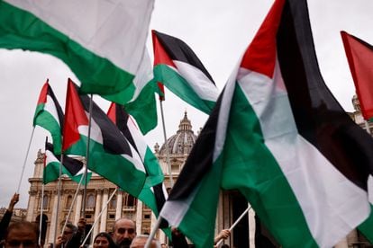 Banderas palestinas en la plaza de San Pedro del Vaticano.