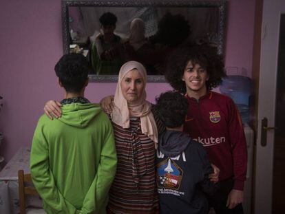 Chamsoadoha Saidi y su hijo Walid Azouaoui, de frente, posan en su vivienda de Leganés junto a los dos pequeños de la casa.