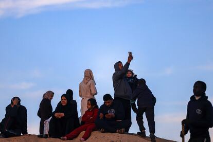 Los egipcios que han enviado más de 130.000 tarjetas de móvil digitales a Gaza para mantenerla conectada pese a los apagones