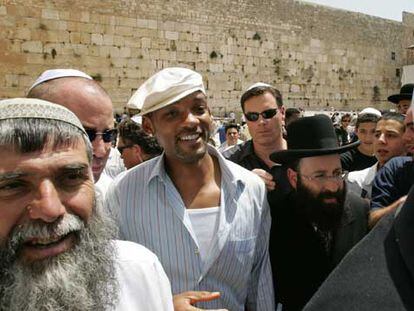 Will Smith sonríe al ser descubierto ante el Muro de las Lamentaciones en Jerusalén.