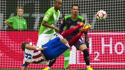 Mandzukic, en un remate acrob&aacute;tico durante un partido de pretemporada ante el Wolfsburgo.