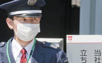 Un guardia japonés resguarda la sede de la Tokyo Electric Power (Tepco), la mayor empresa eléctrica de Japón, operadora de la planta nuclear de Fukushima, en Tokio, Japón. EFE/Archivo