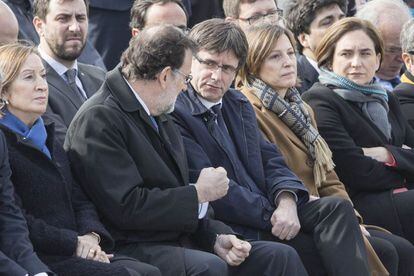 Rajoy y Puigdemont, durante el homenaje a las v&iacute;ctimas de Germanwings.