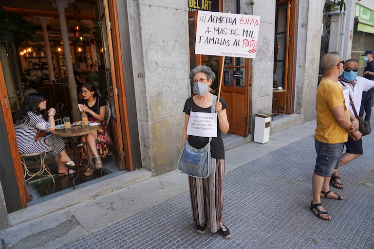 Una vendedora se manifiesta en el Rastro el pasado domingo