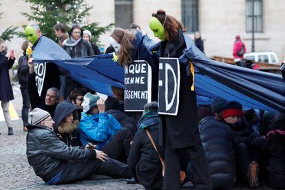 Activistas ambientales realizan una protesta en apoyo del acuerdo climático de París durante One Planet Summit en París.