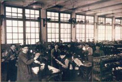 En 1914, el abuelo de los actuales propietarios, José Lazpiur, abrió una fábrica de zapatos en Bergara. Vendían 17.000 pares al año.