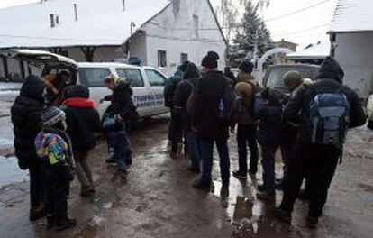 Un grupo de kosovares interceptados cuando trataban de cruzar a Hungría por la ciudad serbia de Subotica, el 9 de febrero.