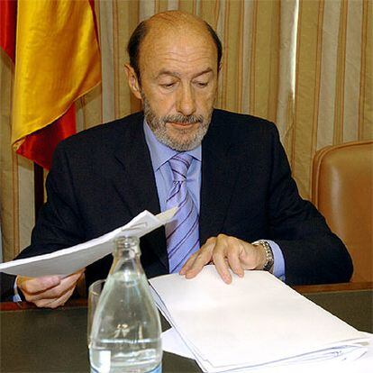 El ministro Pérez Rubalcaba, durante su comparecencia ante la Comisión de Interior del Congreso.