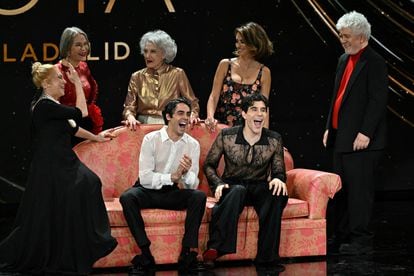 Javier Calvo y Javier Ambrossi sentados. Cecilia Roth, Antonia San Juan, Marisa Paredes, Penélope Cruz y Pedro Almodóvar, de pie.
