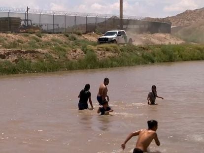 Familias se refrescan en el Río Bravo en Ciudad Juárez, el 4 de julio 2023.