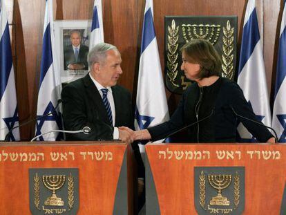 Benjamin Netanyahu y Tzipi Livni estrechan sus manos durante una rueda de prensa en Jerusal&eacute;n.