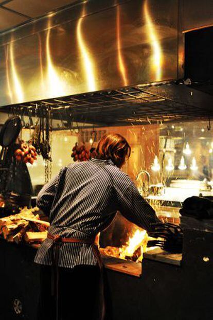 El cocinero Niklas Ekstedt, en su restaurante de Estocolmo.