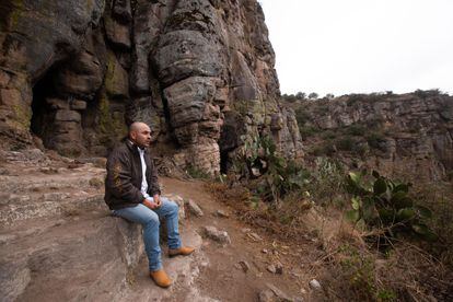 Alejandro Aldana, presidente de Niebla y tiempo, en uno de los cerros que rodean Huapalcalco.