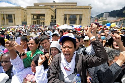 Los partidarios del presidente electo de Colombia, Gustavo Petro, celebran antes de su ceremonia de toma de posesión en la plaza Bolívar de Bogotá, el 7 de agosto de 2022.