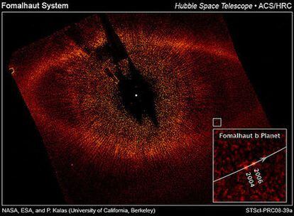 Imagen tomada en el rango óptico con el instrumento ACS, Advanced Camera for Surveys, instalado en el telescopio espacial <i>Hubble.</i> Esta imagen, hecha pública en noviembre de 2008, es la única de un planeta extrasolar que se tiene hasta el momento en el rango visible.