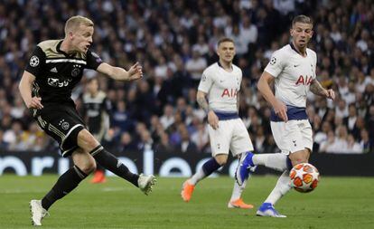 Van de Beek marca el gol del Ajax.