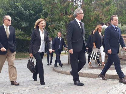 El ministro de Cultura, José Guirao, y el exdirector del Liceu, Joan Francesc Marco, a su llegada al tanatorio.