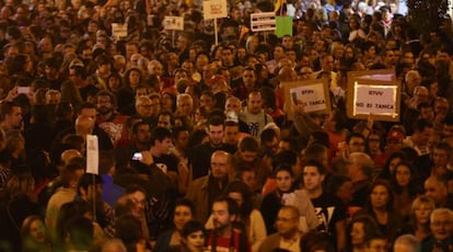 Asistentes a la manifestación contra el cierre de RTVV.
