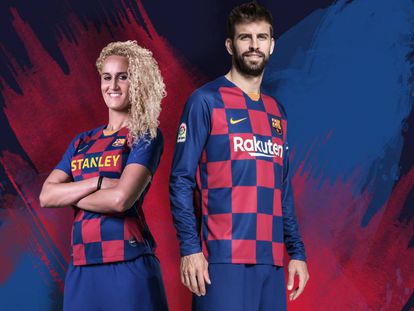 Hamraoui y Piqué con la nueva camiseta del Barça.