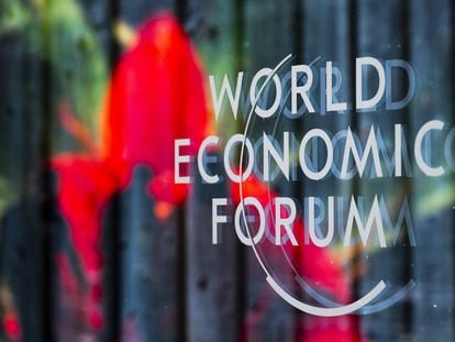 Logo del Foro Económico Mundial celebrado en Davos, Suiza.