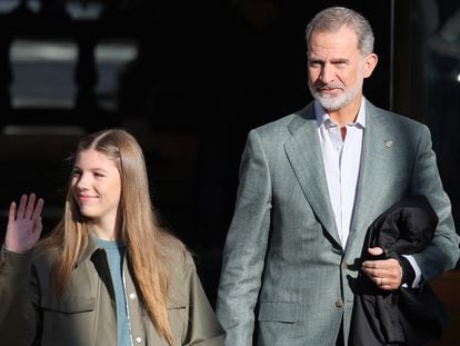 La infanta Sofía y el rey Felipe a la salida del Hotel Reconquista, en Oviedo, el 21 de octubre de 2023.