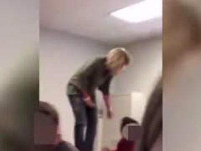 Una profesora tira del pelo a un alumno que estaba dormido en su clase.