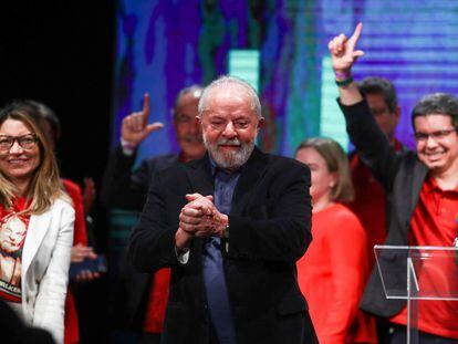El expresidente Lula da Silva junto a su esposa, Rosangela, la noche electoral este domingo en São Paulo.