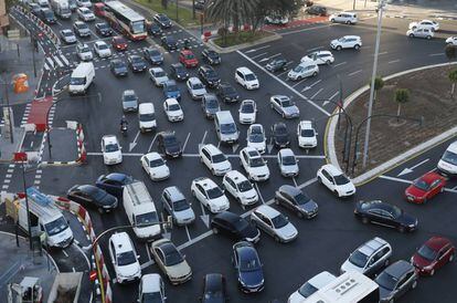 Avenida de Ausiàs March de Valencia, una de las vías donde se instalarían los paneles informativos sobre el nivel de contaminación.
