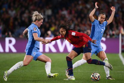Salma Paralluelo (en el centro) pelea por la pelota con Millie Bright en la final del Mundial.