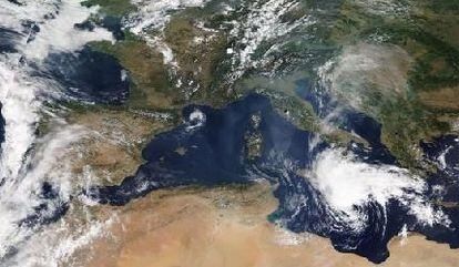Formación del medicane al sur de Italia y Grecia captado por la NASA el 16 de septiembre.