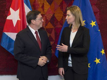 El cubano Bruno Rodríguez junto a Federica Mogherini, este miércoles en Bruselas