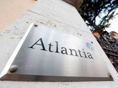 Logo del grupo Atlantia en su cuartel general en Rola.