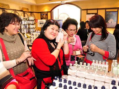 Turistas asiáticas en una tienda de cosmética en Madrid