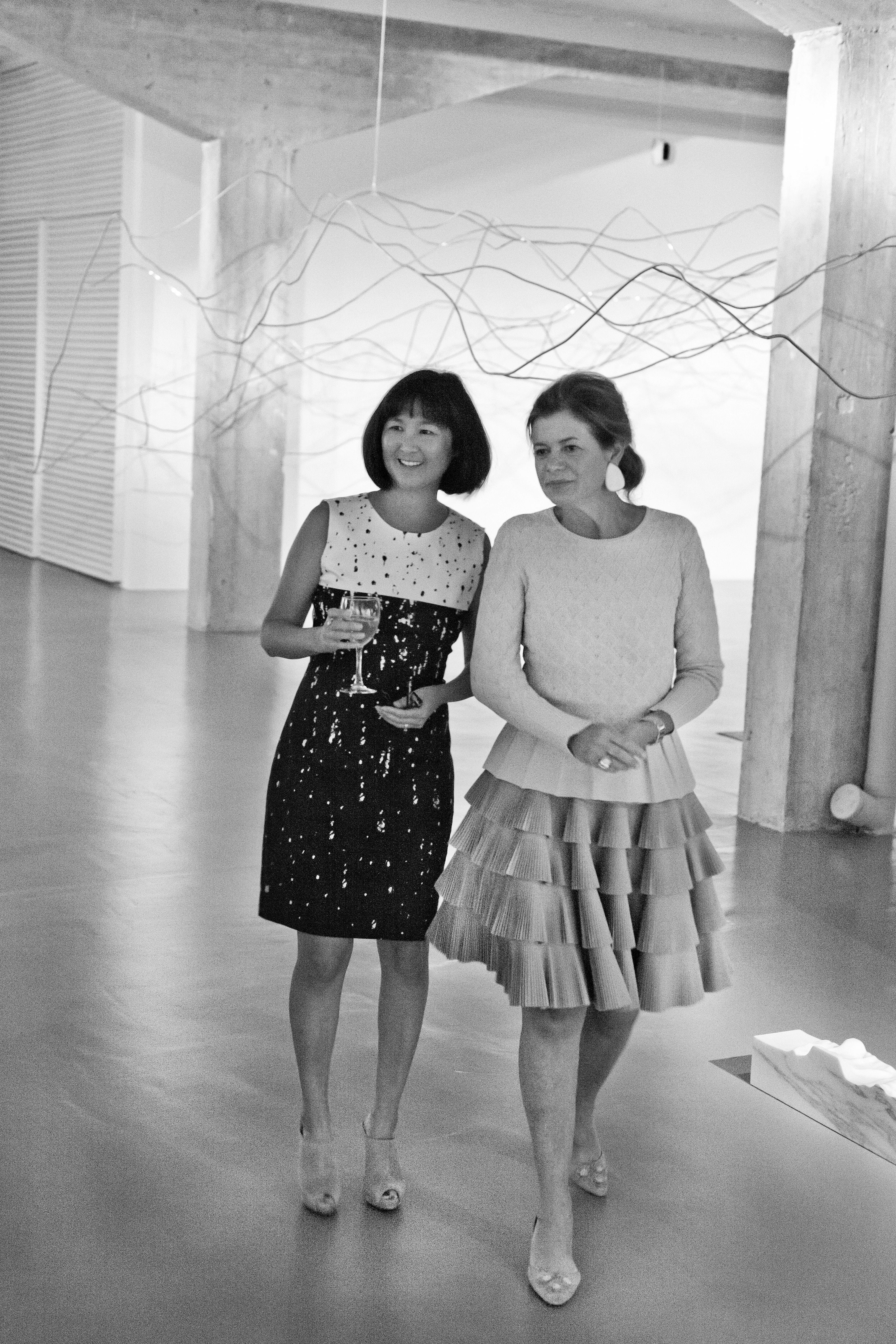 La arquitecta Maya Lin junto a Elena Ochoa Foster en la galería Ivorypress de Madrid en 2014.