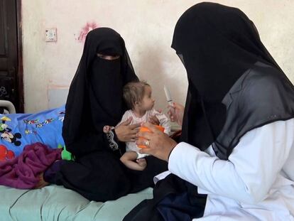 Una madre con su hija malnutrida en el hospital Al-Mudhafar de Taez (Yemen). 