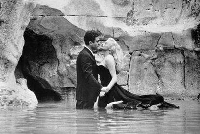 Marcello Mastroianni y Anita Ekberg se bañan en la Fontana de Trevi en la secuencia más famosa de 'La dolce vita' (1960), del director Federico Fellini.