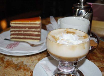 Delicioso café y una porción de 'Dobos torta' en el Café Gerbaud de Budapest
