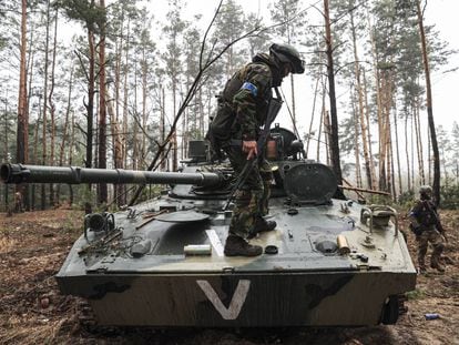 Soldados ucranios inspeccionan un tanque ruso capturado en el bosque de Irpin, a 8 kilómetros al noroeste de Kiev.