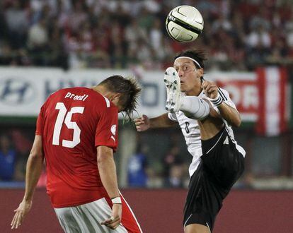 Özil trata de controlar el balón ante Sebastian Proedl.