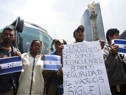 Emigrantes centroamericanos se manifiestan en el Distrito federal (M&eacute;xico) este martes, 23 de abril.